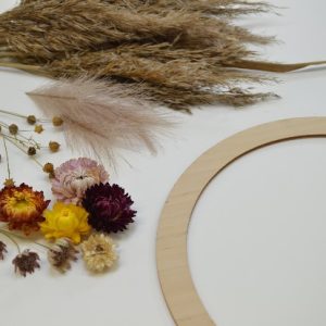 DIY kranssipaketti, jossa kuivakukkia.