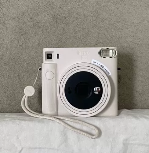 Vuokrattava polaroid-kamera.
