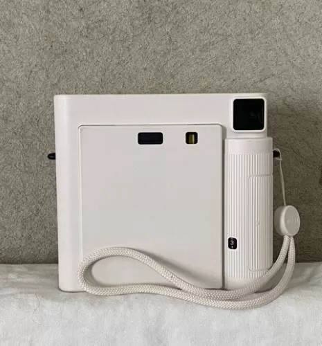 Vuokrattava polaroid-pikavalokuvakamera.
