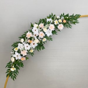 Vuokrattava silkkikukka-asetelma juhliin.