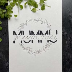 Käsin piirretty kortti Mummu- tekstillä.