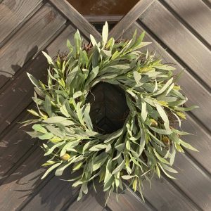 Silkkivihreistä sidottu oliivikranssi.