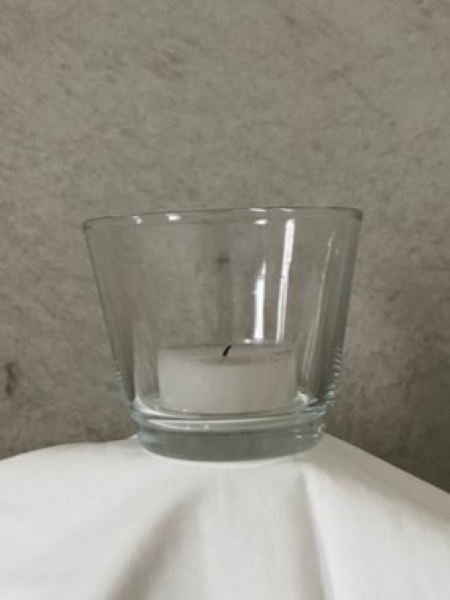 Vuokrattava kirkaslasinen tuikkukuppi.