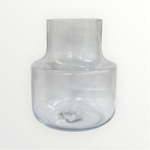 Upeasti muotoiltu lasimaljakko.