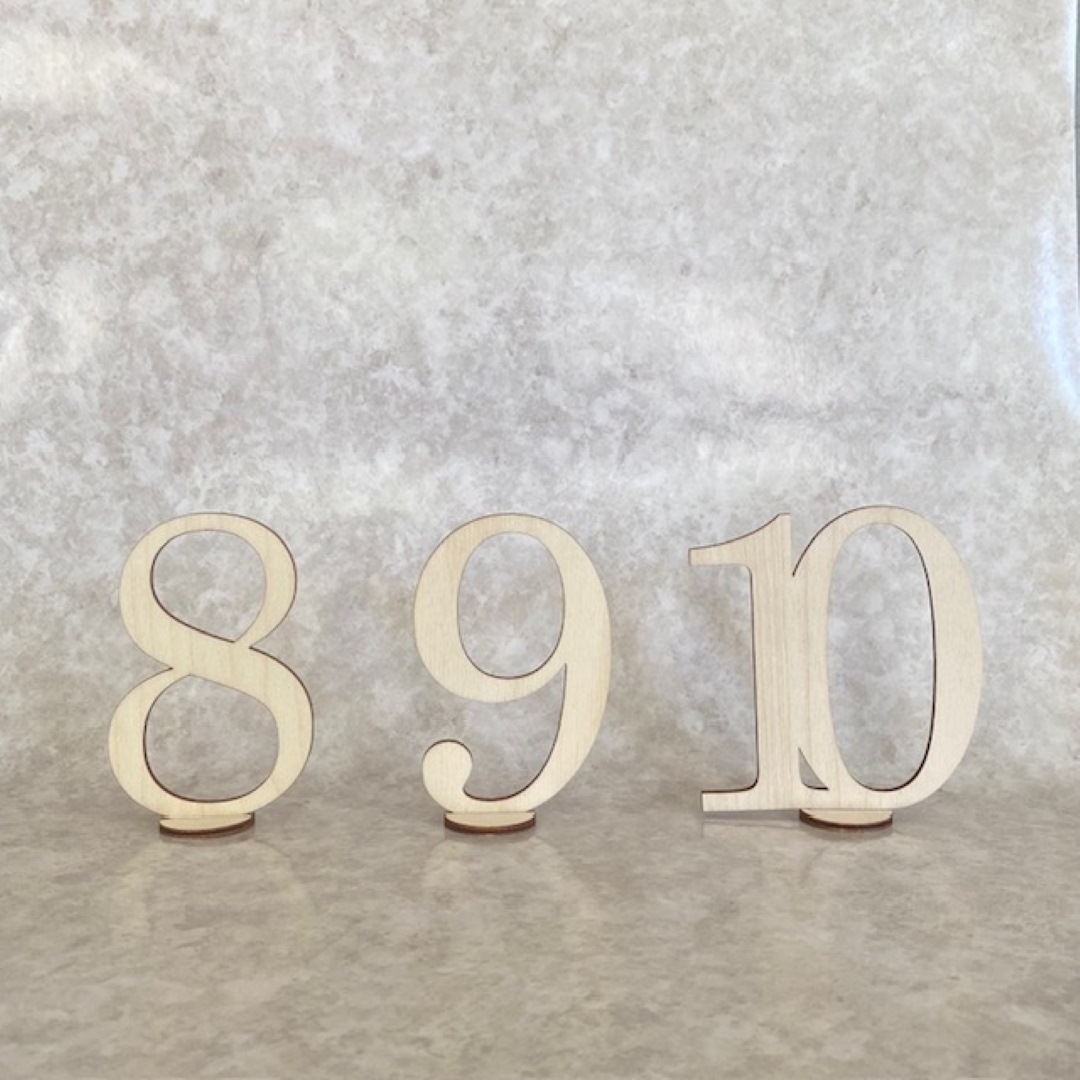 Vuokrattavat puiset numerot.