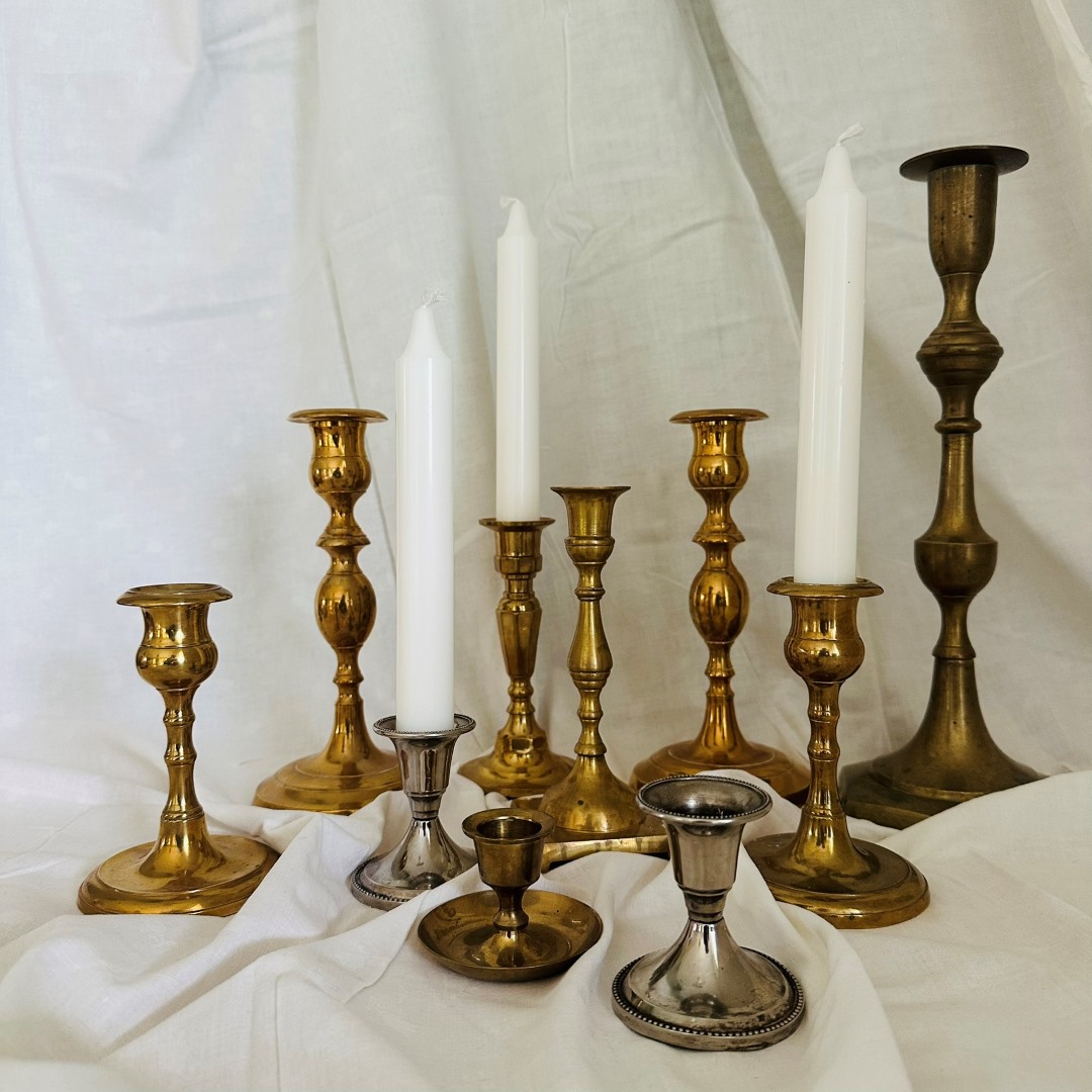 Vuokrattavia vintage-kynttilänjalkoja